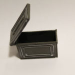 1/6 weathered ammo can for 12 inch figures with opening lid   C1