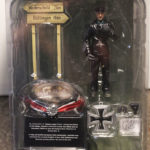 Dragon 1/18 WWII German Waffen-SS Commander Joachim "Jochen" Piper ardennes 1944 with display