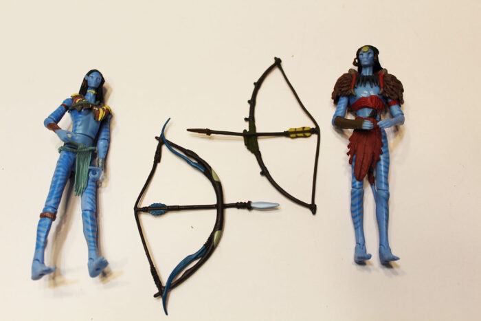 2 Avatar figures Eytukan and Neytiri with weapons F11